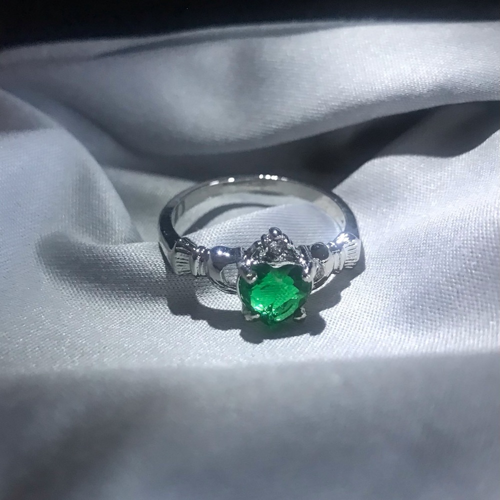 Emerald-Center Silver Claddagh Celtic Ring - Picture 1 of 3
